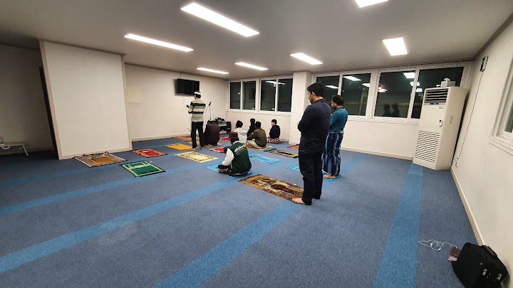 Masjid agung baitul makmur daegu representative photo